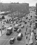 405889 Gezicht op het Vredenburg te Utrecht, ter hoogte van de hoek met de Lange Viestraat (voorgrond), vanaf het ...